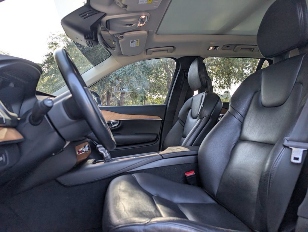 Used 2021 Volvo XC90 T6 Momentum w/ Climate Package AWD/4WD image 15