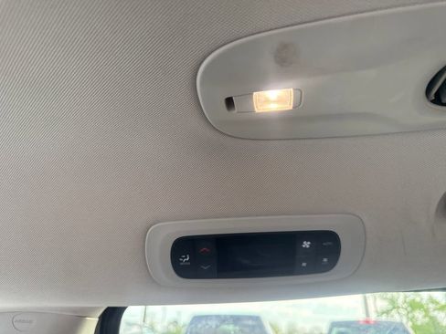 Used 2023 Chrysler Pacifica Touring-L FWD image 32