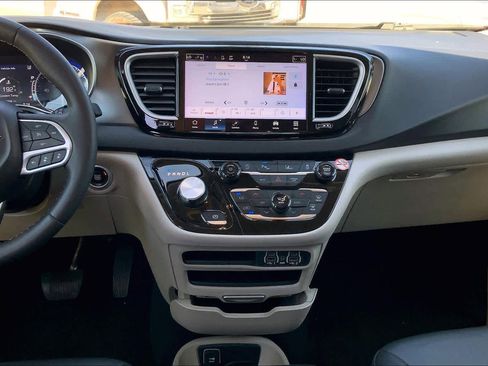 Used 2024 Chrysler Pacifica Touring-L FWD image 7