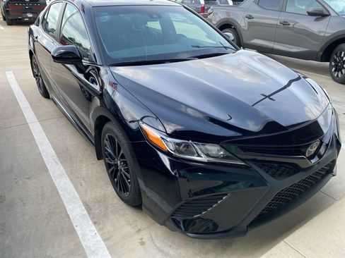 Used 2019 Toyota Camry SE image 2