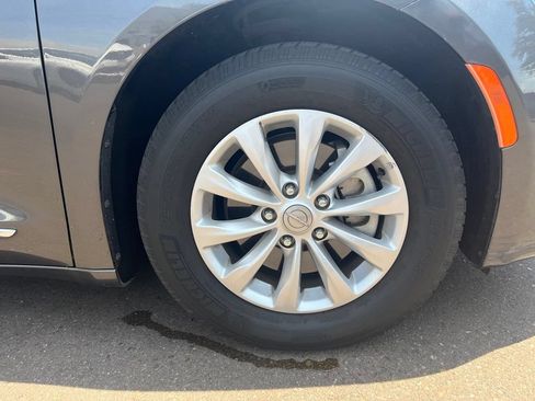 Used 2019 Chrysler Pacifica Touring-L FWD image 6