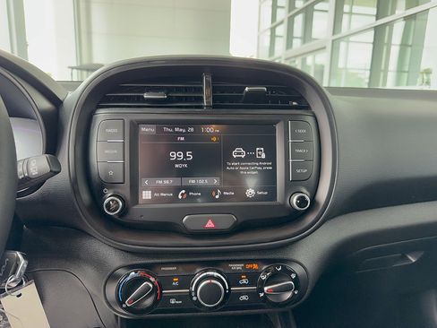 Used 2025 Kia Soul LX w/ LX Technology Package FWD image 19