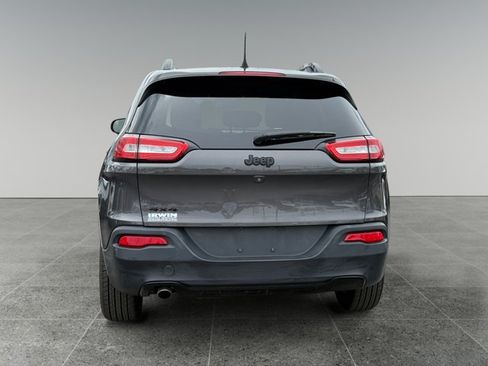 Used 2018 Jeep Cherokee Latitude w/ Altitude Package AWD/4WD image 5