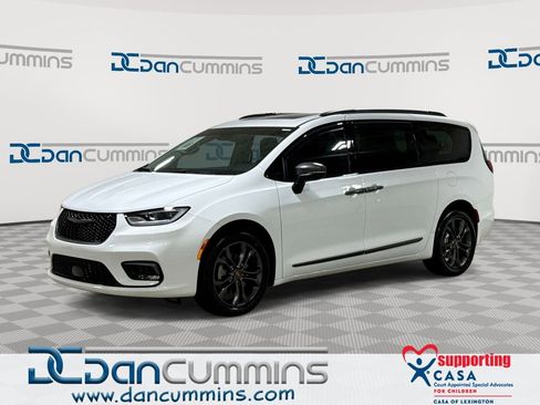 Used 2023 Chrysler Pacifica Touring-L w/ Uconnect Theater Family Group AWD/4WD image 1