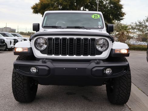 Used 2025 Jeep Gladiator Sport image 13