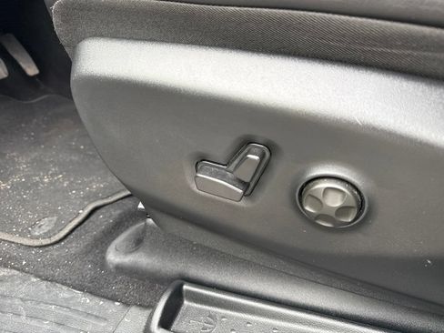 Used 2025 Chrysler Pacifica Limited FWD image 13