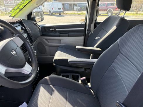 Used 2010 Dodge Grand Caravan SE image 13