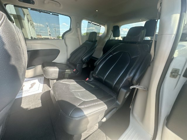 Used 2022 Chrysler Pacifica Touring-L FWD image 24