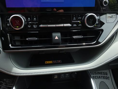 Used 2026 Toyota Highlander Limited AWD/4WD image 31