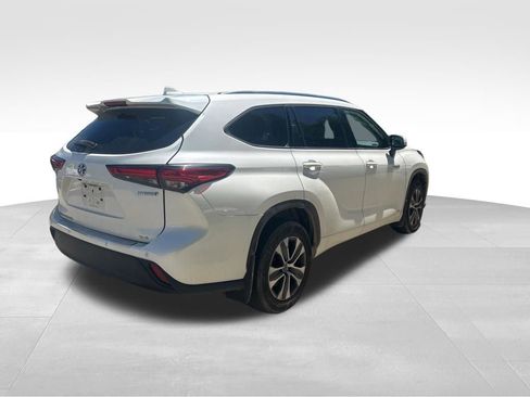 Used 2021 Toyota Highlander XLE AWD/4WD image 5
