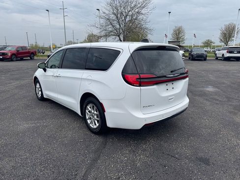 Used 2023 Chrysler Pacifica Touring-L FWD image 7