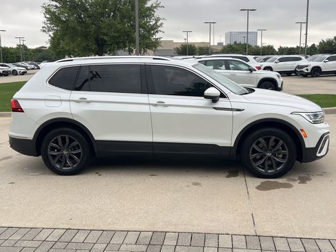 Certified 2023 Volkswagen Tiguan SE w/ Panoramic Sunroof Package FWD image 11