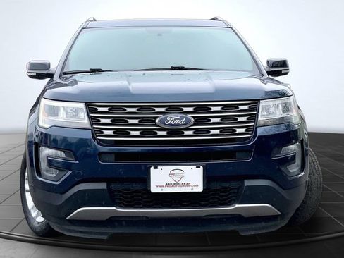 Used 2017 Ford Explorer XLT w/ XLT Technology Feature Bundle FWD image 3