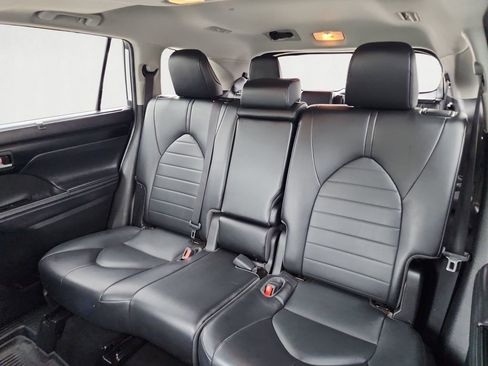 Certified 2022 Toyota Highlander XLE image 13