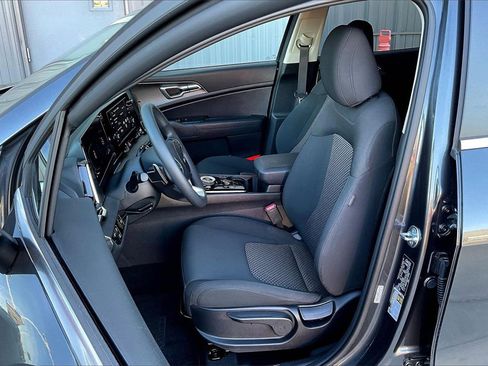 Certified 2025 Kia Sportage LX image 24