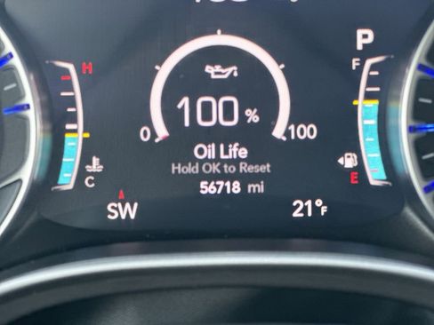 Used 2024 Chrysler Pacifica Touring-L FWD image 13