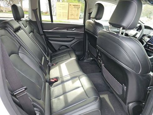 Used 2023 Jeep Grand Cherokee Limited w/ Black Appearance Package image 16