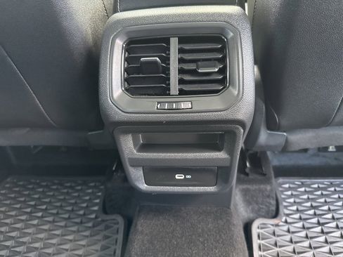 Used 2024 Volkswagen Taos SE w/ Panoramic Sunroof Package image 24