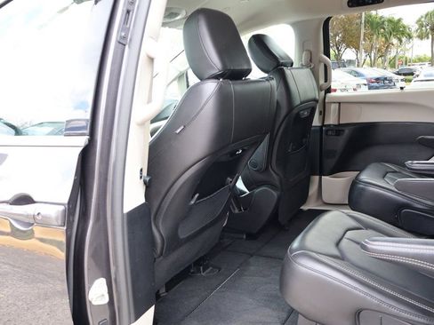 Used 2023 Chrysler Pacifica Touring-L FWD image 36