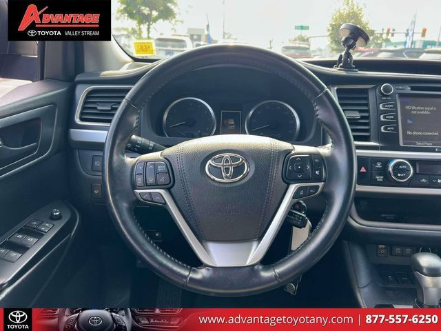 Used 2018 Toyota Highlander Plus AWD/4WD image 16
