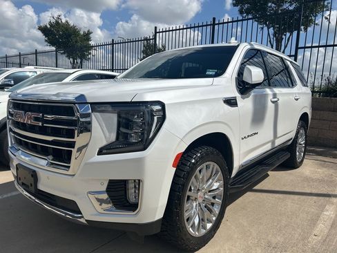 Used 2023 GMC Yukon SLT w/ SLT Premium Package image 3