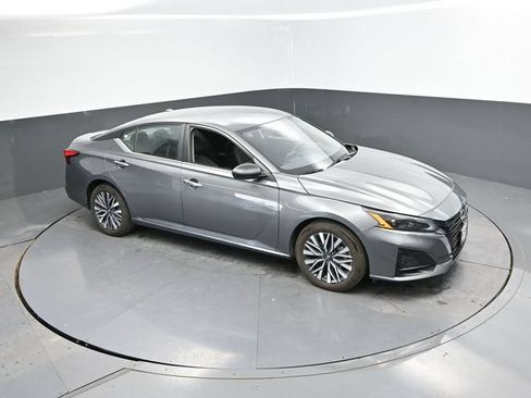 Used 2025 Nissan Altima 2.5 SV FWD image 36