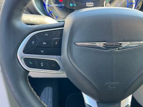 Used 2024 Chrysler Pacifica Select image 24
