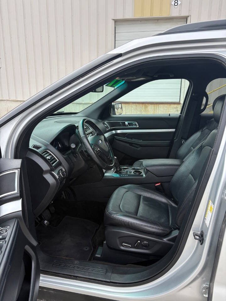 Used 2017 Ford Explorer XLT w/ Equipment Group 202A FWD image 7