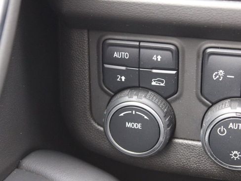 Used 2021 Chevrolet Suburban LT image 30