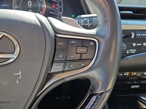 Used 2019 Lexus ES 350 Ultra Luxury w/ Accessory Package image 21