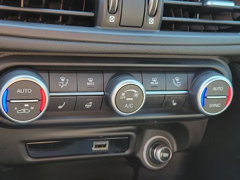 Used 2024 Alfa Romeo Giulia Veloce image 22