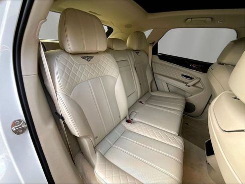 Used 2017 Bentley Bentayga AWD/4WD image 23