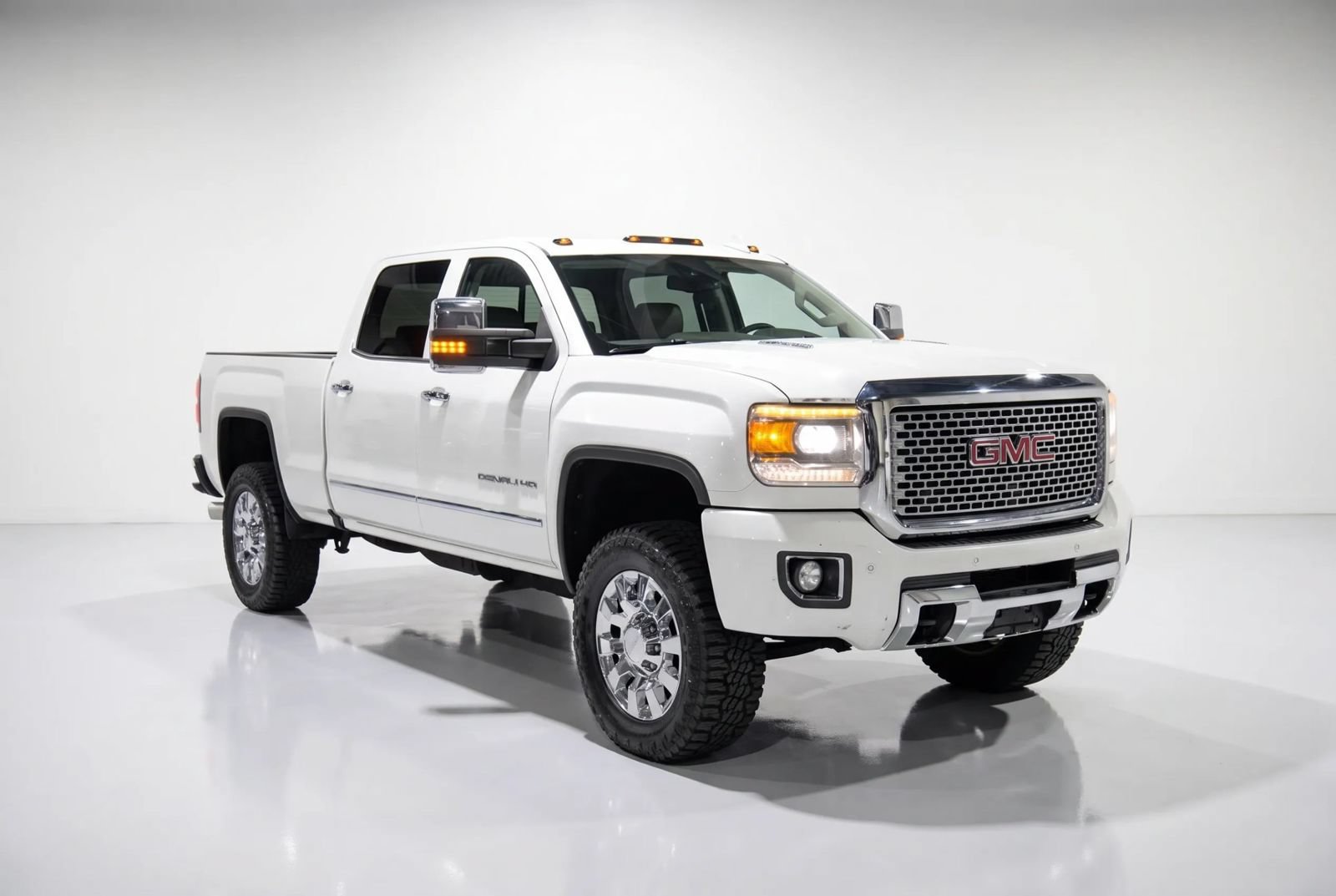 Used 2016 GMC Sierra 2500 Denali w/ Duramax Plus Package AWD/4WD image 1