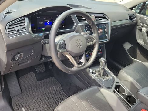 Used 2022 Volkswagen Tiguan SE w/ Panoramic Sunroof Package FWD image 16