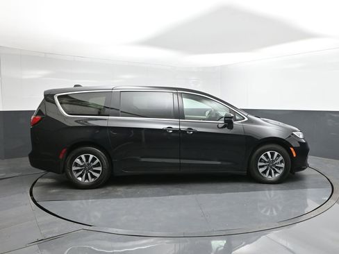 Used 2023 Chrysler Pacifica Touring-L FWD image 11