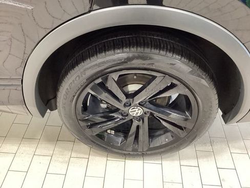 Certified 2023 Volkswagen Tiguan SE R-Line FWD image 22