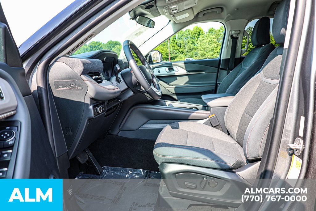 Used 2025 Ford Explorer Active RWD image 17