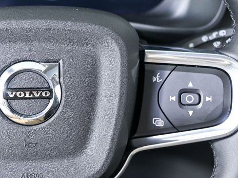 Certified 2025 Volvo XC40 B5 Core image 12