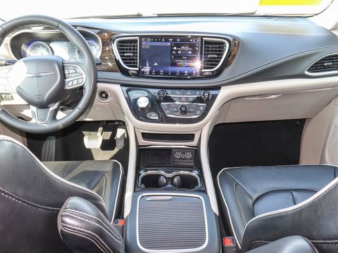 Used 2023 Chrysler Pacifica Limited FWD image 11