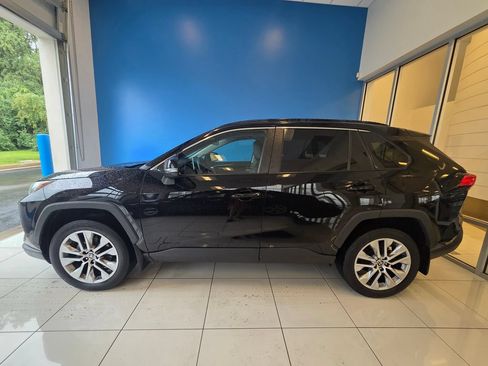 Used 2022 Toyota RAV4 XLE Premium AWD/4WD image 4