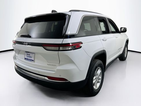 Used 2023 Jeep Grand Cherokee Laredo AWD/4WD image 5