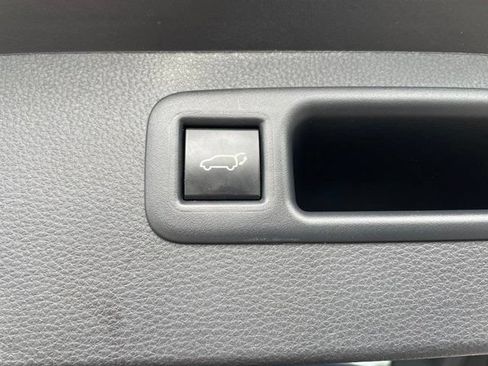 Used 2024 Toyota Highlander LE AWD/4WD image 19