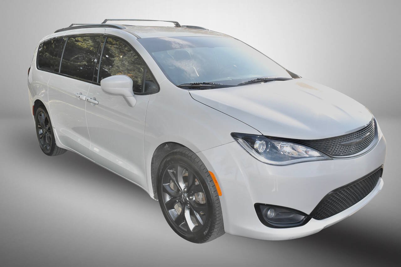 Used 2020 Chrysler Pacifica Touring-L w/ S Appearance Package FWD image 9