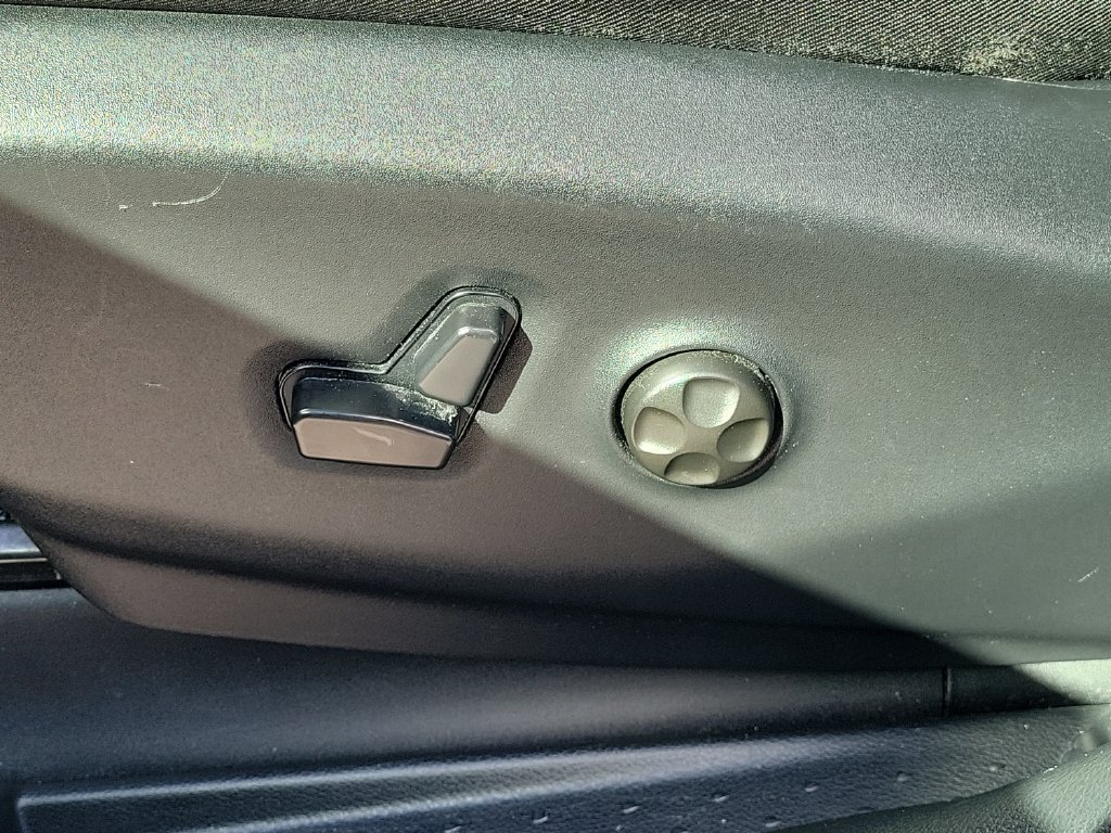 Used 2025 Chrysler Pacifica Select FWD image 16