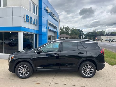 Used 2024 GMC Terrain SLT image 1
