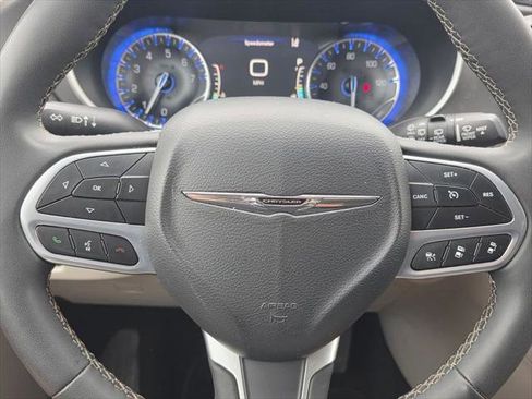 Certified 2023 Chrysler Pacifica Touring-L FWD image 33