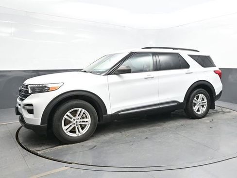 Used 2020 Ford Explorer XLT w/ Equipment Group 202A image 3