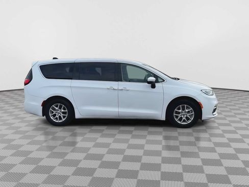 Used 2023 Chrysler Pacifica Touring-L FWD image 9