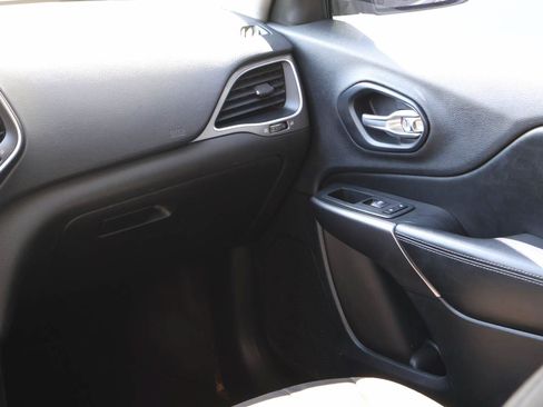 Used 2019 Jeep Cherokee Latitude w/ Popular Appearance Group FWD image 17