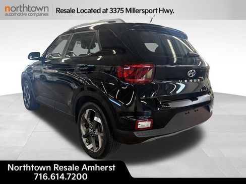 Used 2023 Hyundai Venue SEL FWD image 3